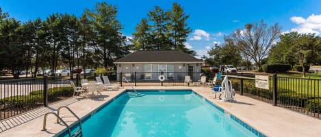 Piscine extérieure (ouverte en saison), parasols de plage