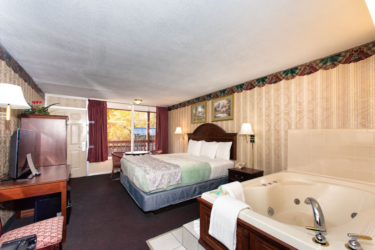 suite | iron/ironing board, free wifi, bed sheets, alarm clocks