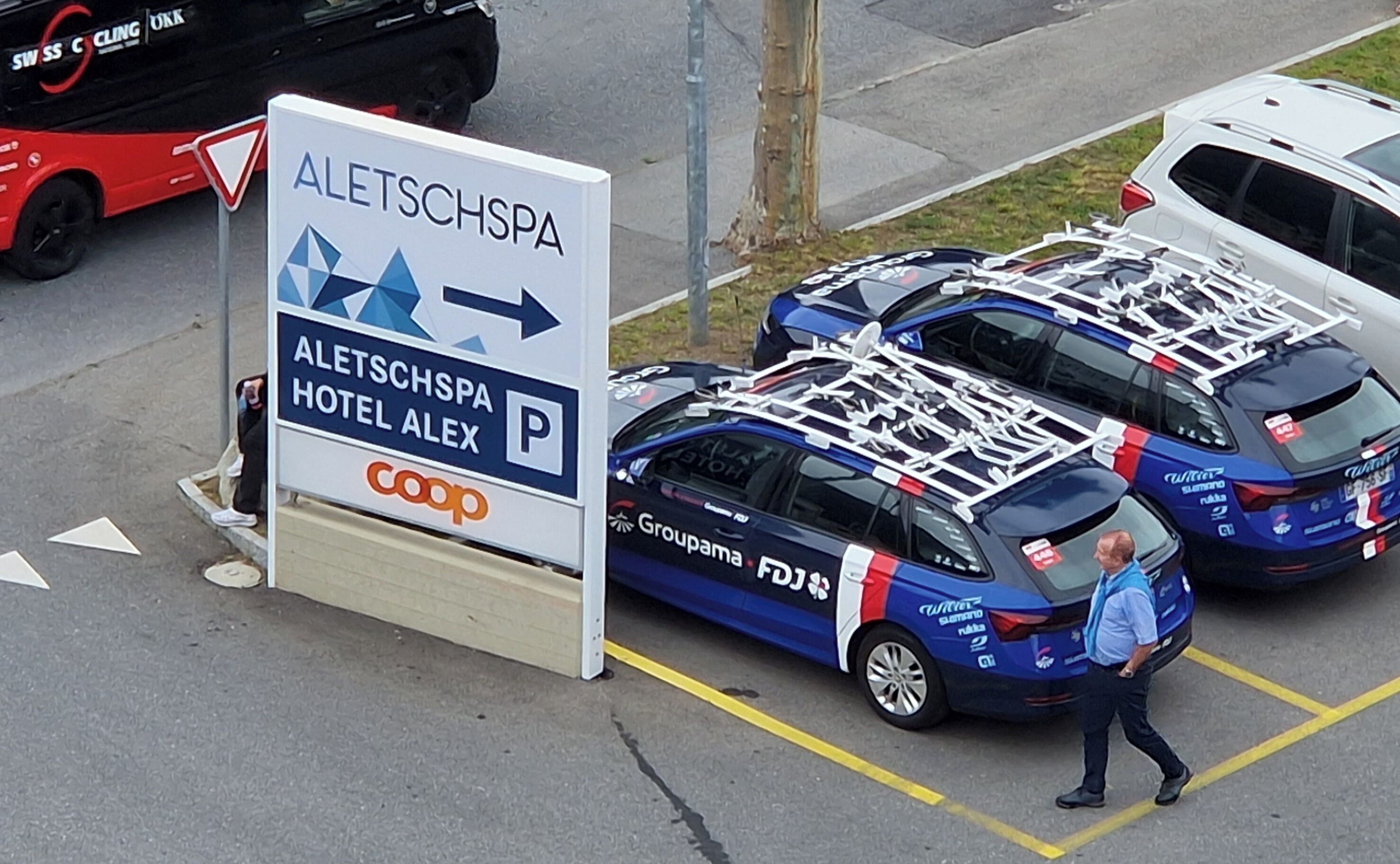 Señal de estacionamiento para el Hotel Alex Aletschspa, con flechas direccionales y símbolo de estacionamiento.