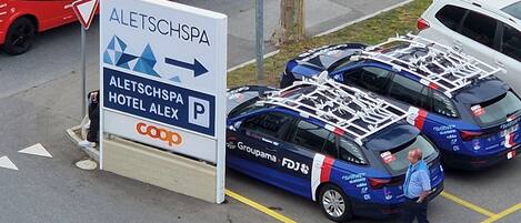 Señal de estacionamiento para el Hotel Alex Aletschspa, con flechas direccionales y símbolo de estacionamiento.