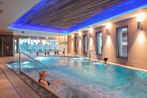 Indoor spa tub