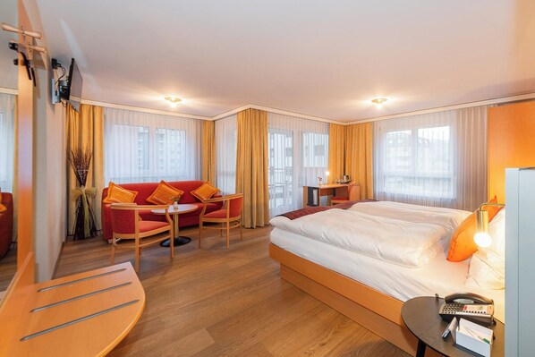 أغطية فراش متميزة وألحفة محشوة بالريش وخزنة داخل الغرفة ومكتب