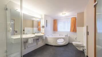 Deluxe Suite | Bathroom | Free toiletries, hair dryer, bathrobes, towels