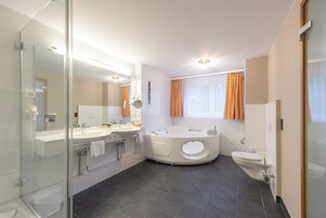 Suíte luxo | Banheiro | Produtos de toalete grátis, secador de cabelo, roupões de banho