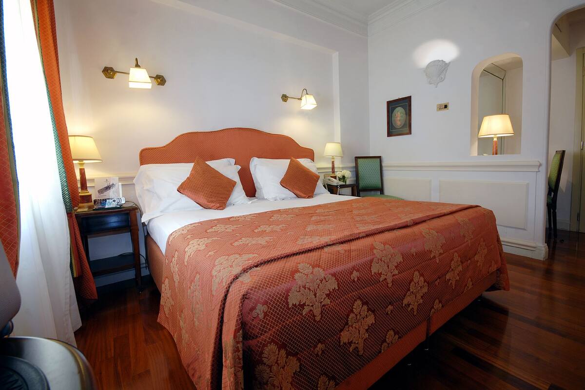 Habitación clásica con 1 cama matrimonial o 2 individuales | Ropa de cama de alta calidad y minibar 