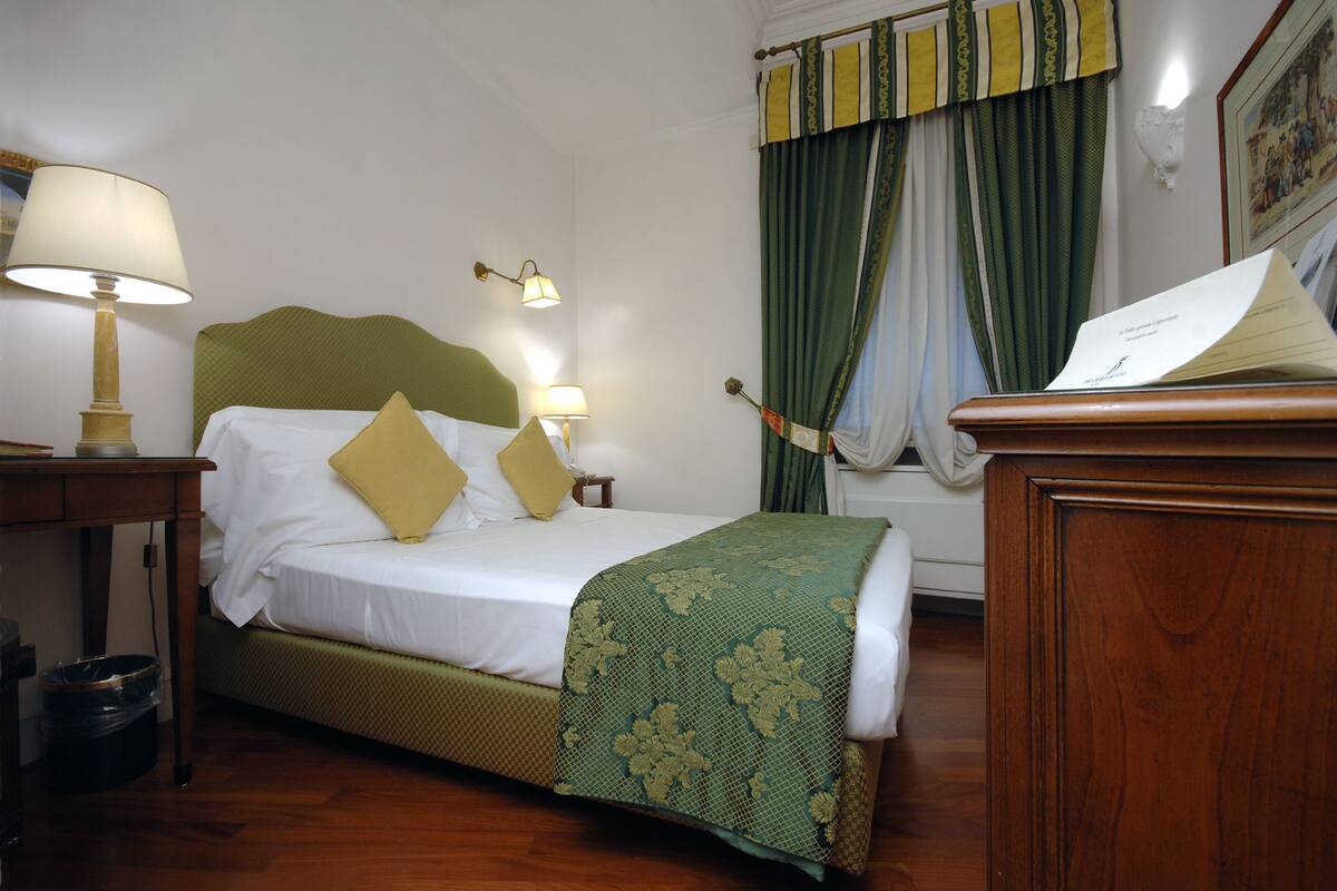 Ropa de cama de alta calidad y minibar 