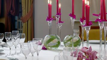 Serveert ontbijt, lunch en diner