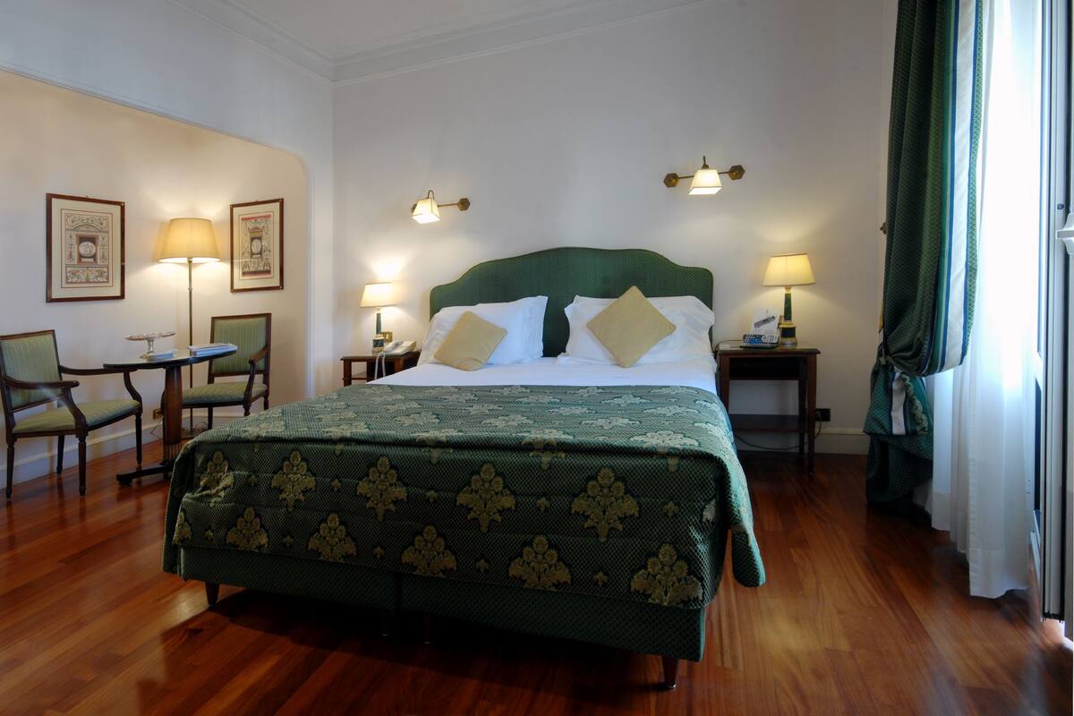 Ropa de cama de alta calidad y minibar 
