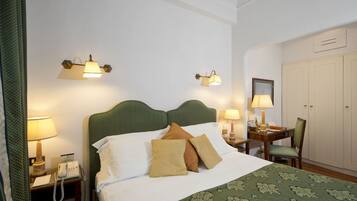 Superior tweepersoonskamer, voor 1 persoon | Luxe beddengoed, een minibar, een kluis op de kamer, een bureau