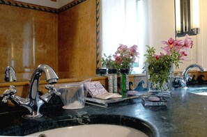 Duschwanne, Regendusche, kostenlose Toilettenartikel, Haartrockner