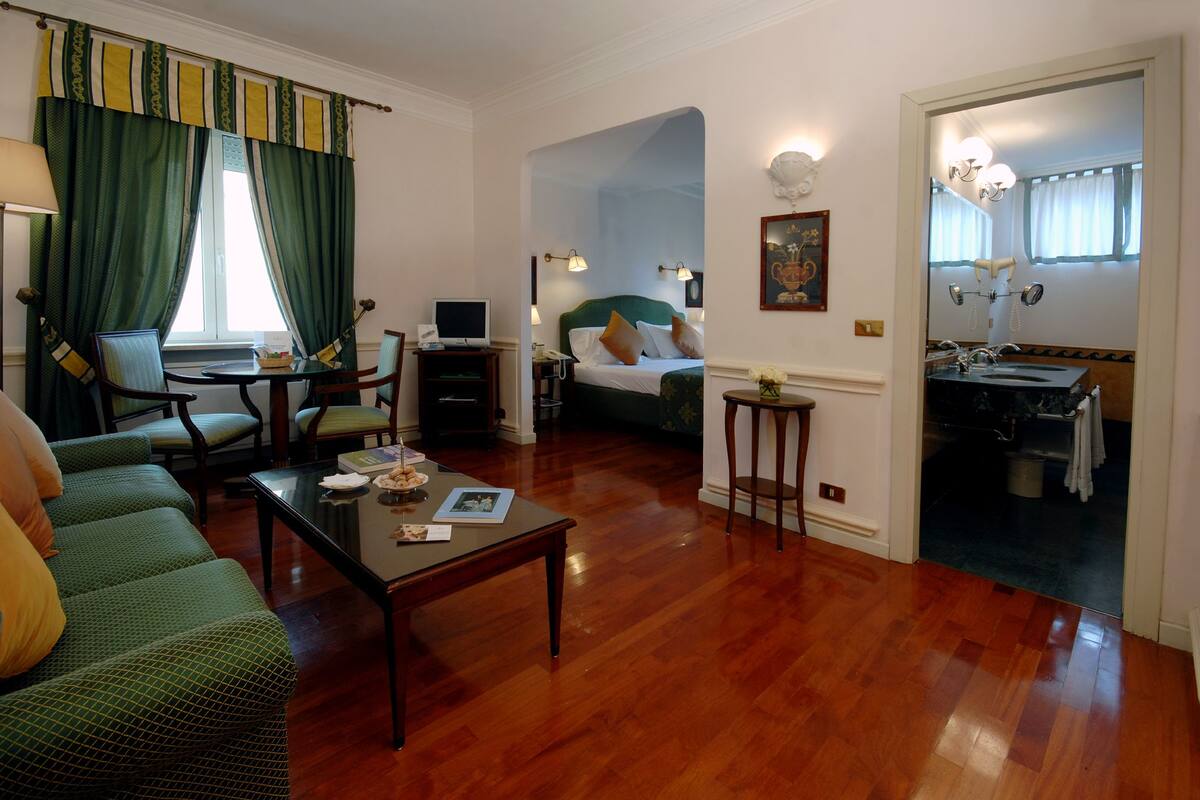 Suite junior | Ropa de cama de alta calidad y minibar 