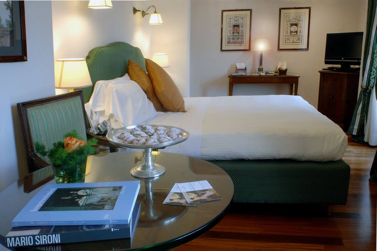 Habitación Deluxe con 1 cama matrimonial o 2 individuales | Ropa de cama de alta calidad y minibar 