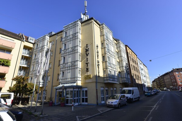 Un hotel con recepción, varios balcones y servicio de check-in las 24 horas.