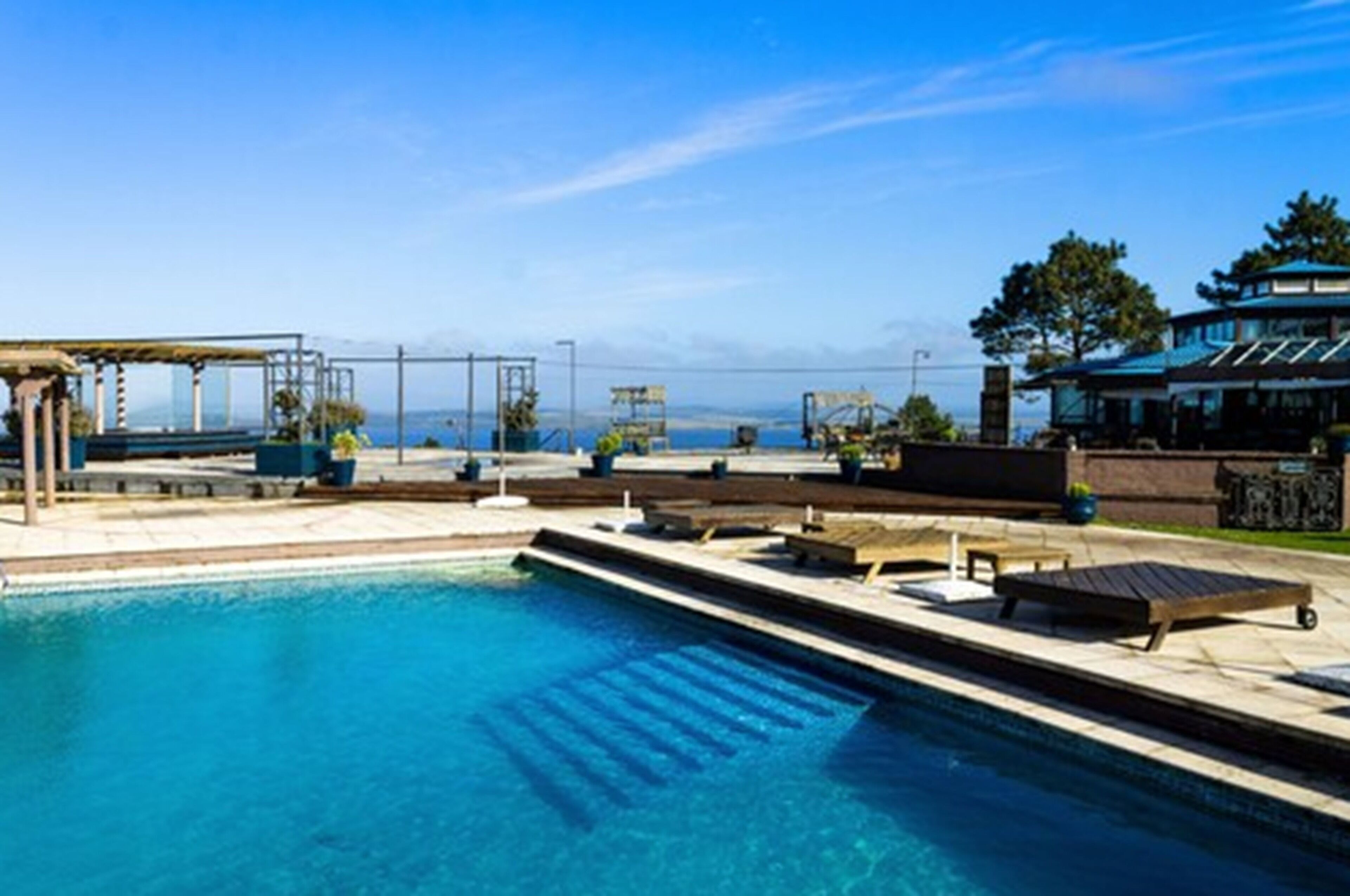 outdoor pool, open 8:00 am to 10:00 pm, pool loungers