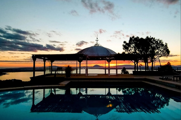 Una piscina al aire libre, sillones reclinables de piscina