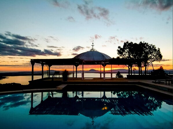 Una piscina al aire libre (de 08:00 a 22:00), tumbonas