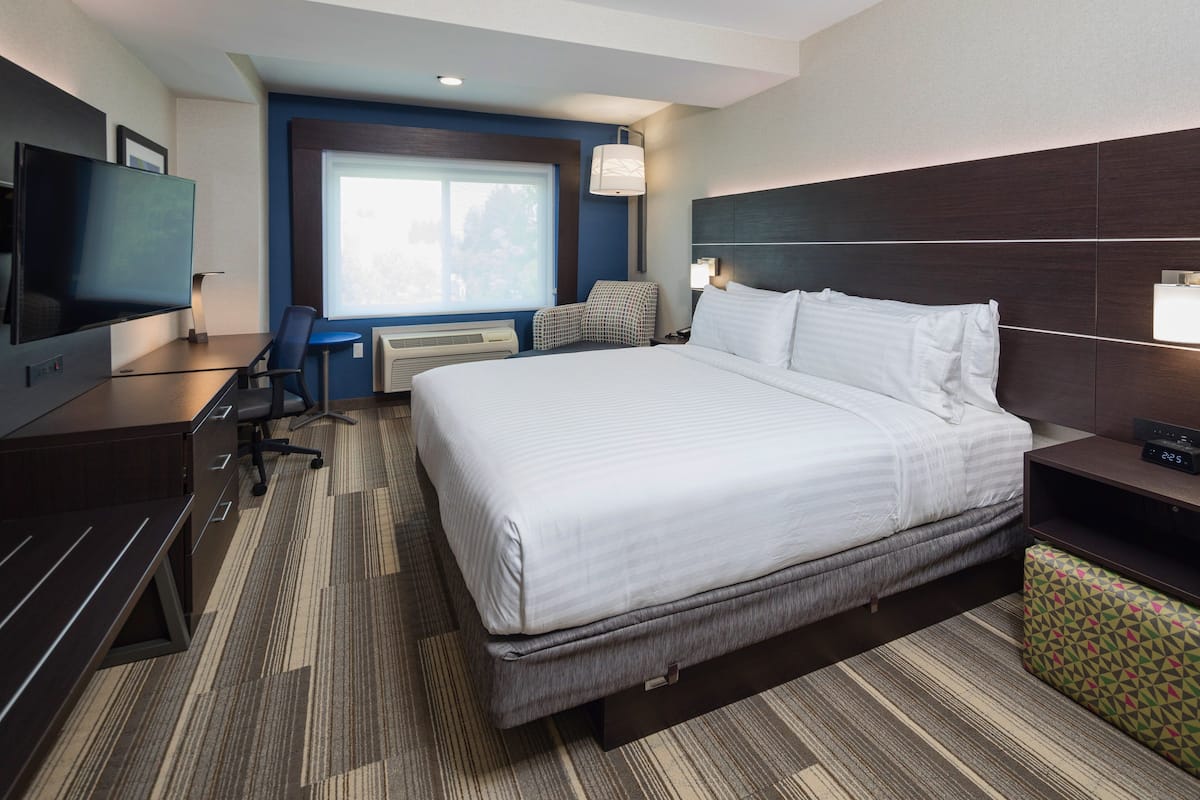 Premium bedding, in-room safe, desk, iron/ironing board