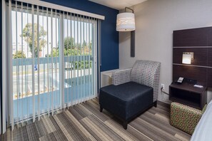 Habitación estándar, 1 cama de matrimonio grande, balcón | 1 dormitorio, ropa de cama de alta calidad, caja fuerte y escritorio