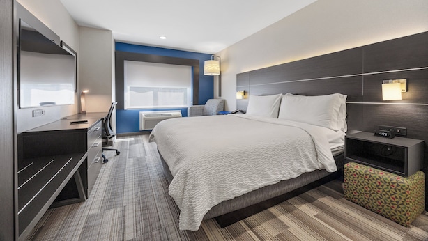 A modern hotel room with a large bed, a desk, a chair, and a TV. - Holiday Inn Express Sunnyvale - Silicon Valley by IHG (Sunnyvale)