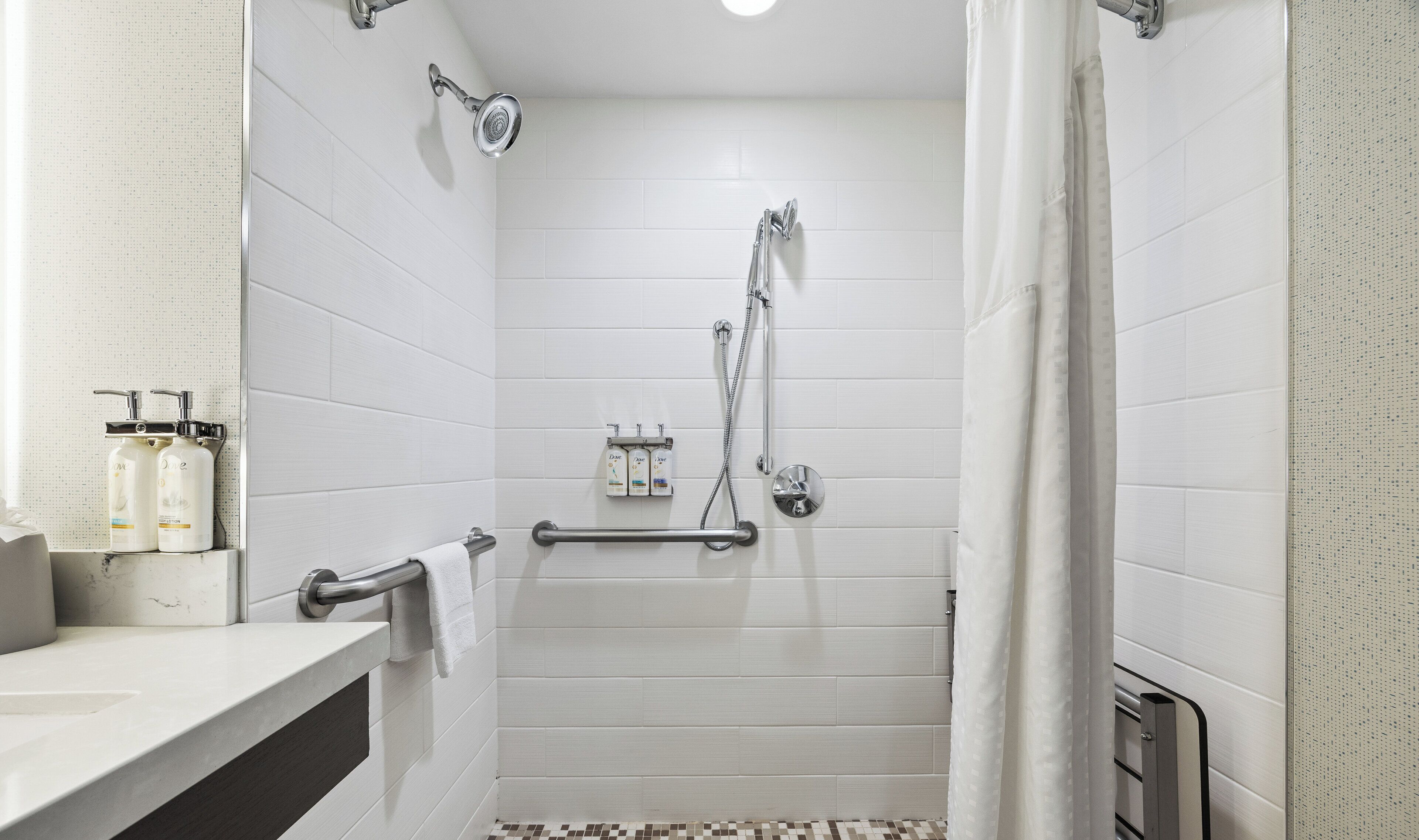 Combined shower/bathtub, free toiletries, hair dryer, towels