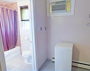 Bañera con ducha, secador de pelo, toallas
