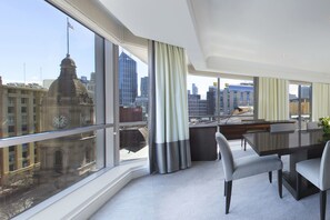 Suite, 1 habitación, vista a la ciudad | 1 habitación, ropa de cama de alta calidad y minibar 