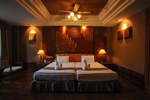 Deluxe Room | Minibar, desk, free cribs/infant beds