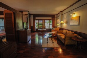 Royal Suite | Living area | TV - Suan Bua Hotel & Resort (Hang Dong)