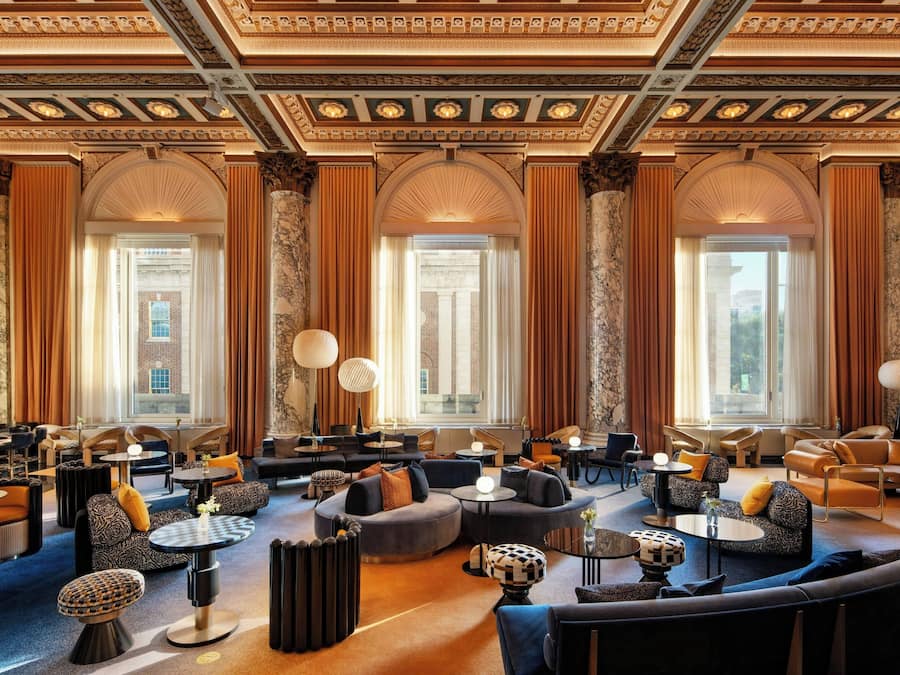 En 42-tommers LCD-TV med kabel-kanaler samt TV og iPod-dokkingstasjon