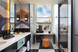 Een bad/douchecombinatie, een regendouche, gratis toiletartikelen