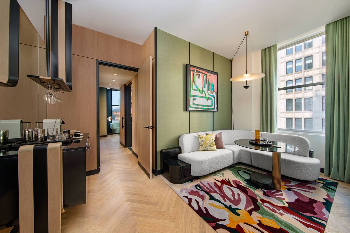 Suite, 1 Katil Raja (King), Park View, Corner | Ruang tamu | 42 inci televisyen LCD dengan kabel, TV, filem berbayar