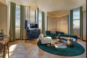 Suite, 1 cama King size, vista al parque (Urban) | Área de sala de estar | Televisión LCD de 42 pulgadas con canales por cable y televisión