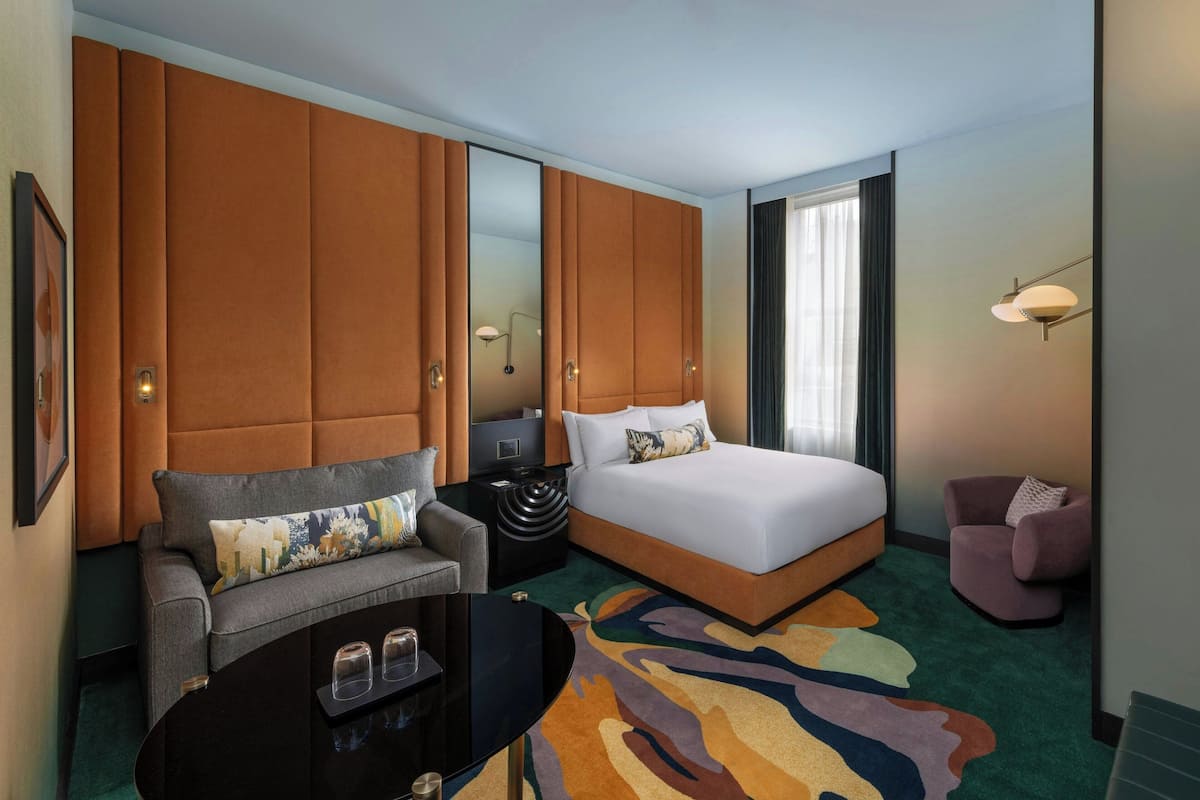 Habitación estándar, 1 cama Queen size y sofá cama | Ropa de cama hipoalergénica y camas con pillow-top