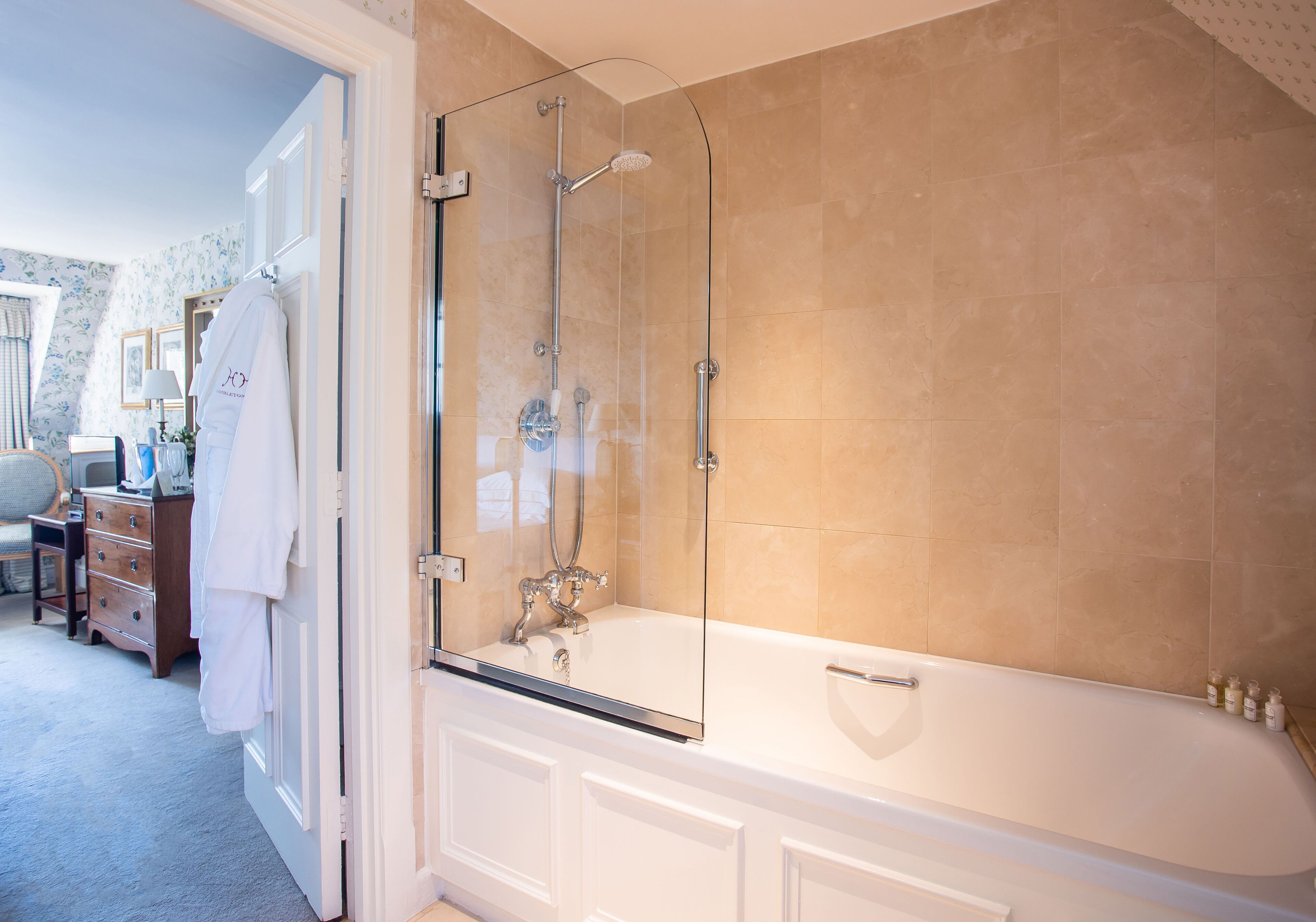standard room | bathroom | combined shower/bathtub, deep-soaking bathtub, free toiletries