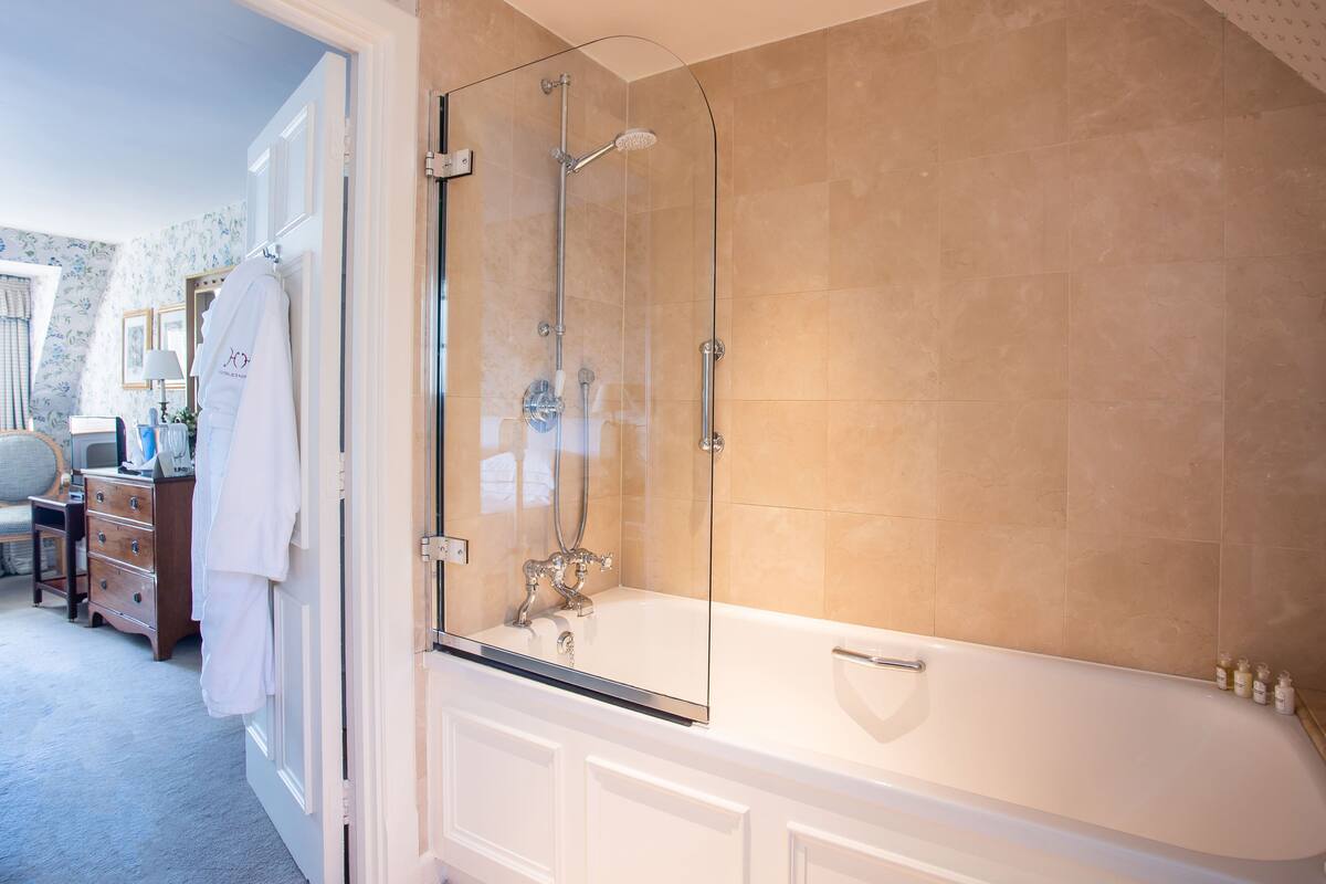 standard room | bathroom | combined shower/bathtub, deep-soaking bathtub, free toiletries