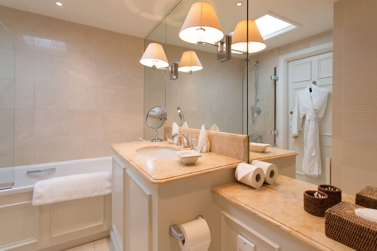 standard room, lake view | bathroom | combined shower/bathtub, deep-soaking bathtub, free toiletries