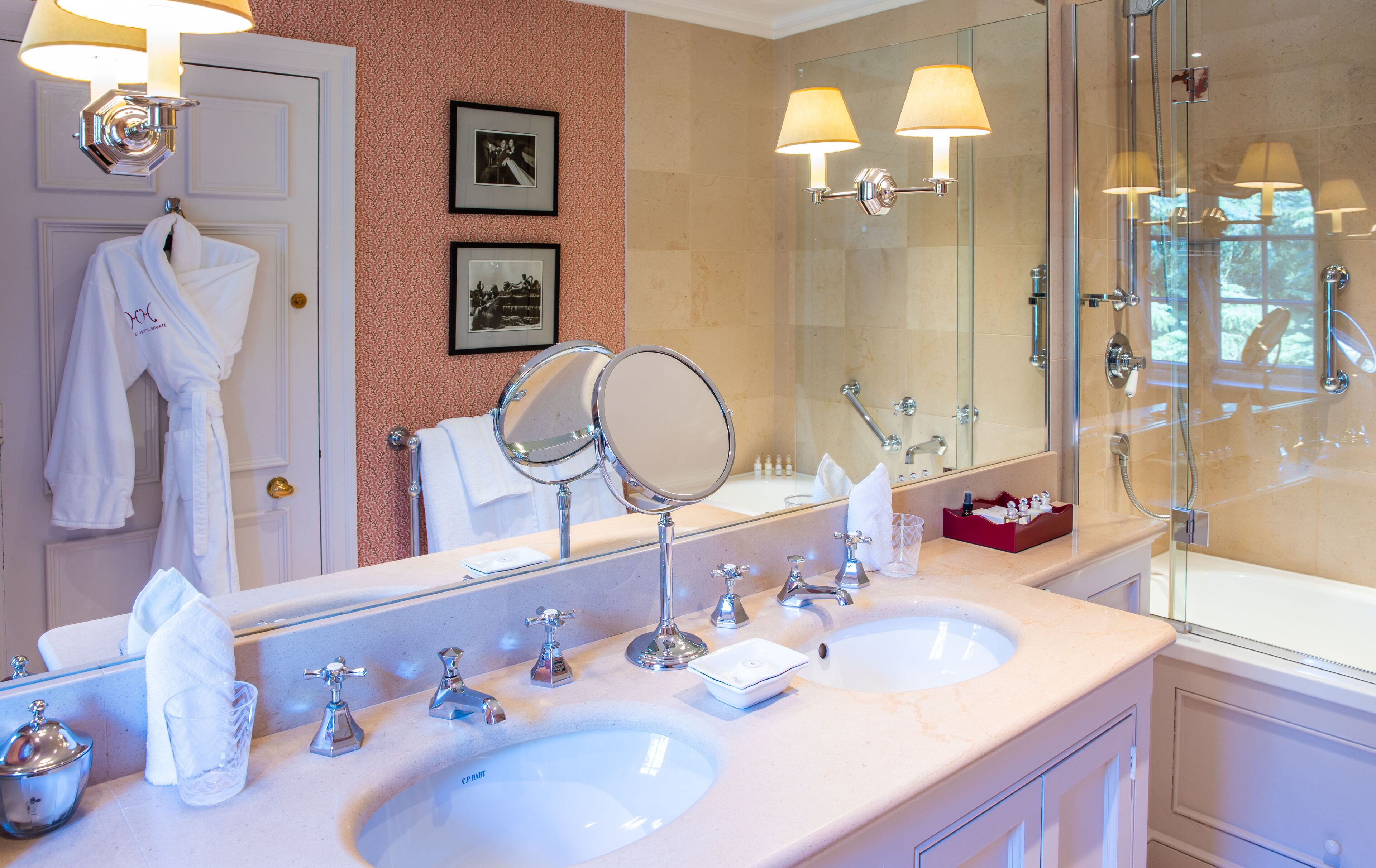 intermediate room, garden view | bathroom | combined shower/bathtub, deep-soaking bathtub, free toiletries