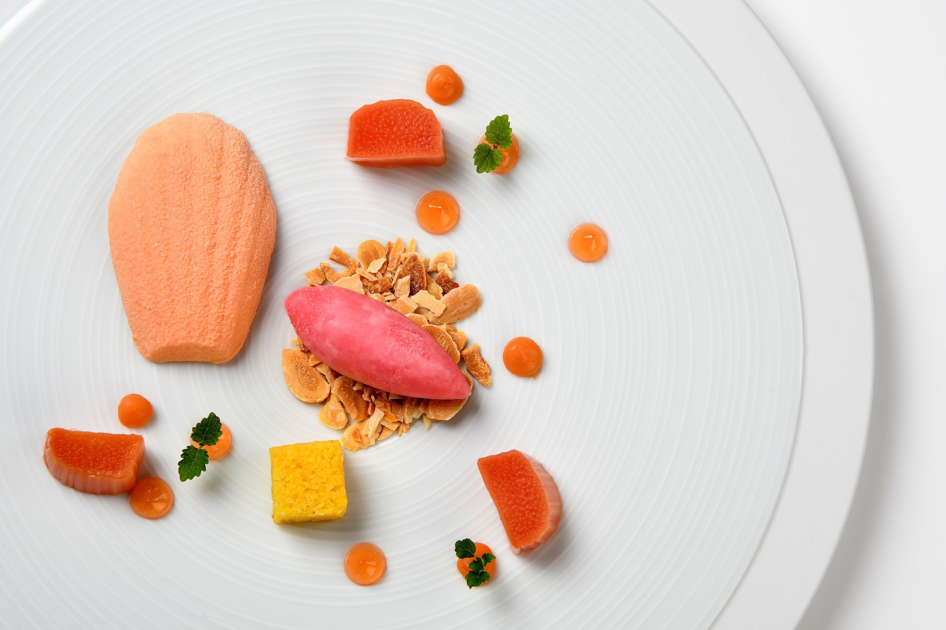 Un plato de postres con diversos alimentos.