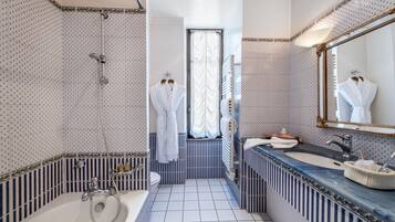 Desk, soundproofing, iron/ironing board, free WiFi