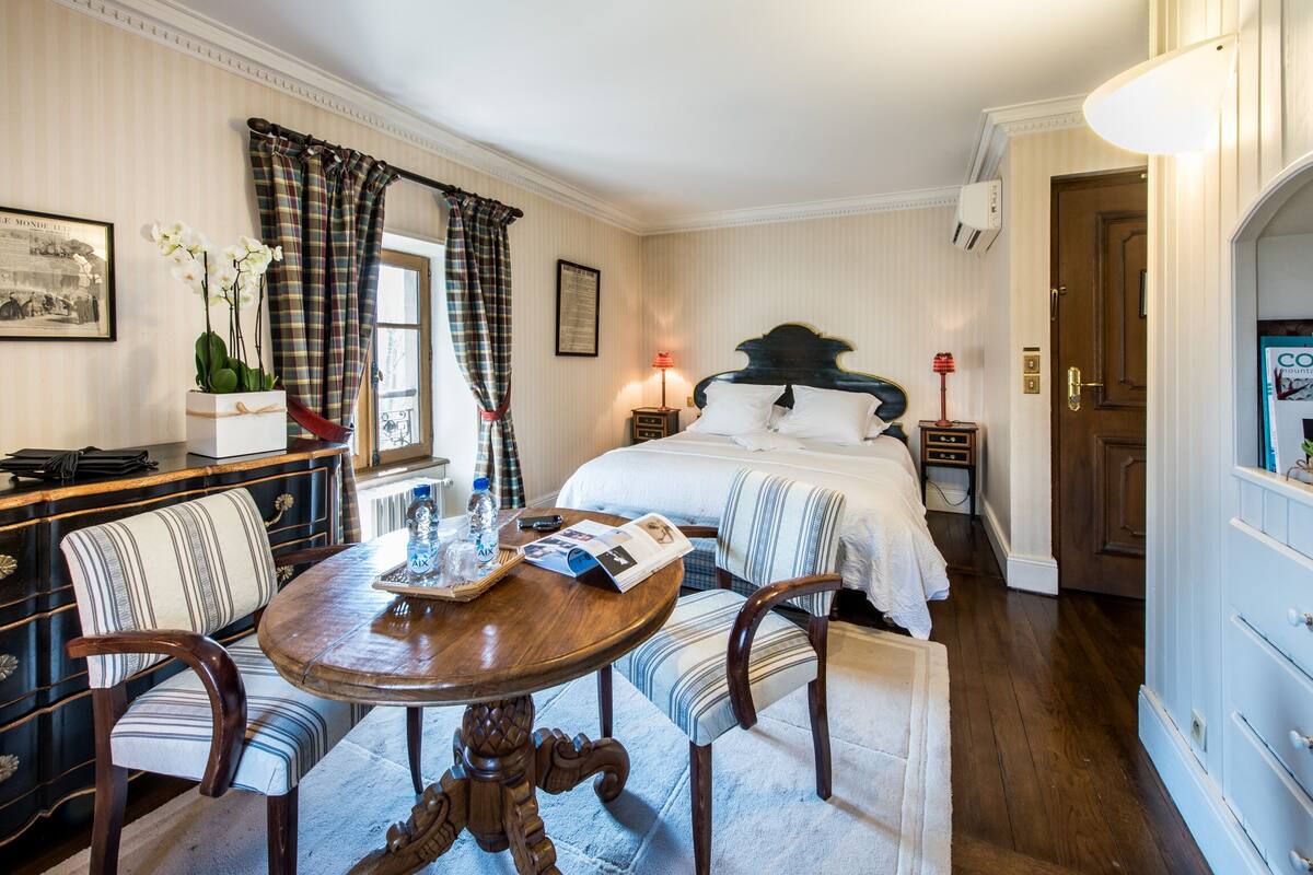 Desk, soundproofing, iron/ironing board, free WiFi