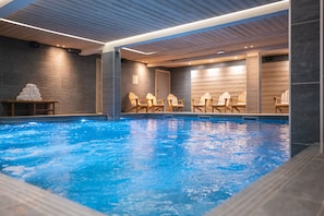 Indoor pool, sun loungers