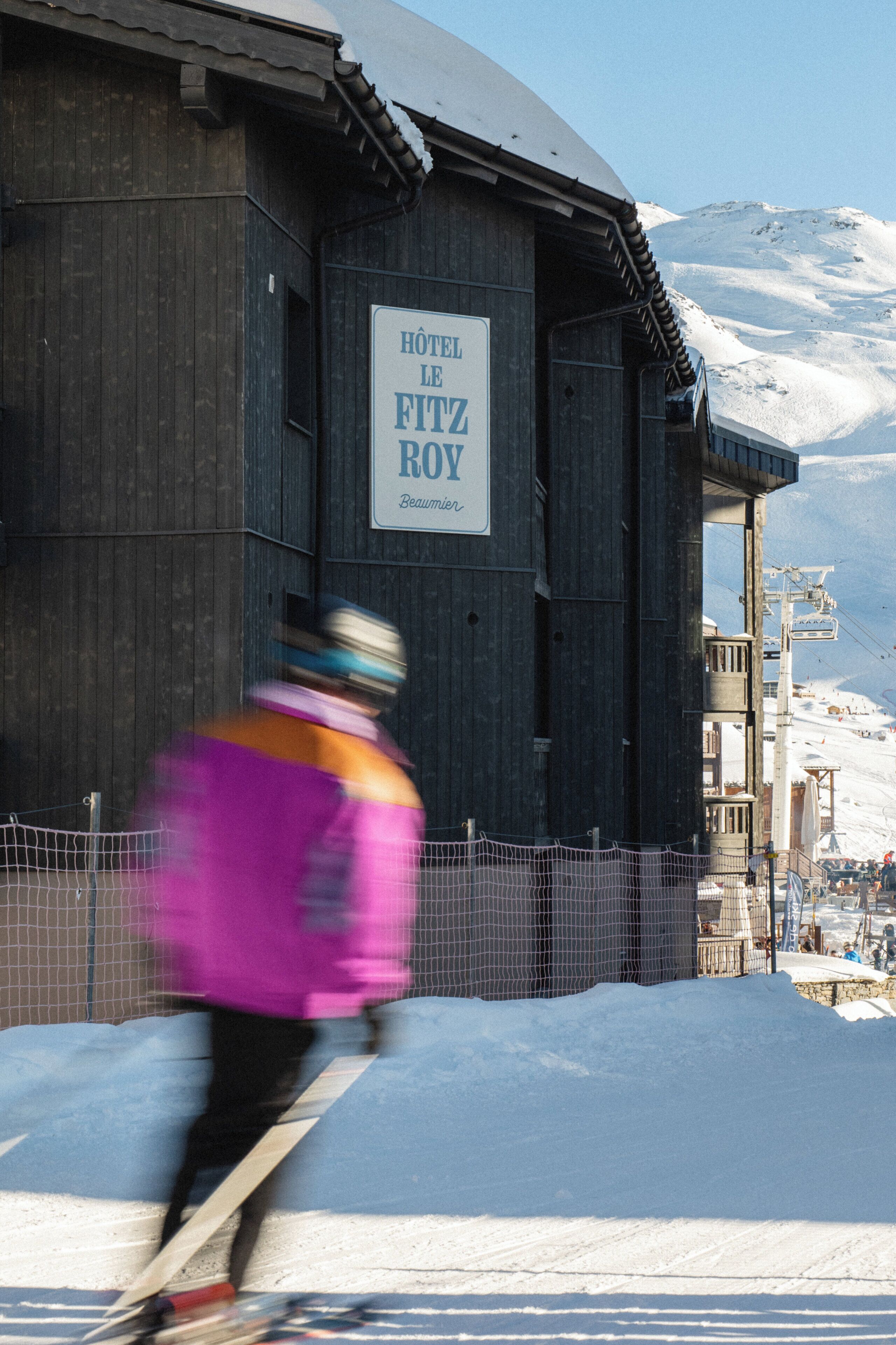 Un bâtiment en bois sur lequel on peut lire l’inscription : « HÔTEL LE FITZ ROY ».