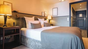 Suíte júnior (Village View) | Frigobar, cofres nos quartos, ferros/tábuas de passar roupa