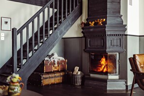 ميني بار وخزنة داخل الغرفة ومكواة/لوح كي وأسرّة أطفال/رضّع (مجانًا)