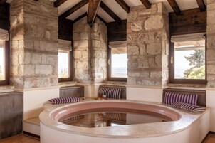 Tower Suite | Biancheria da letto di alta qualità, copriletto in piuma, minibar