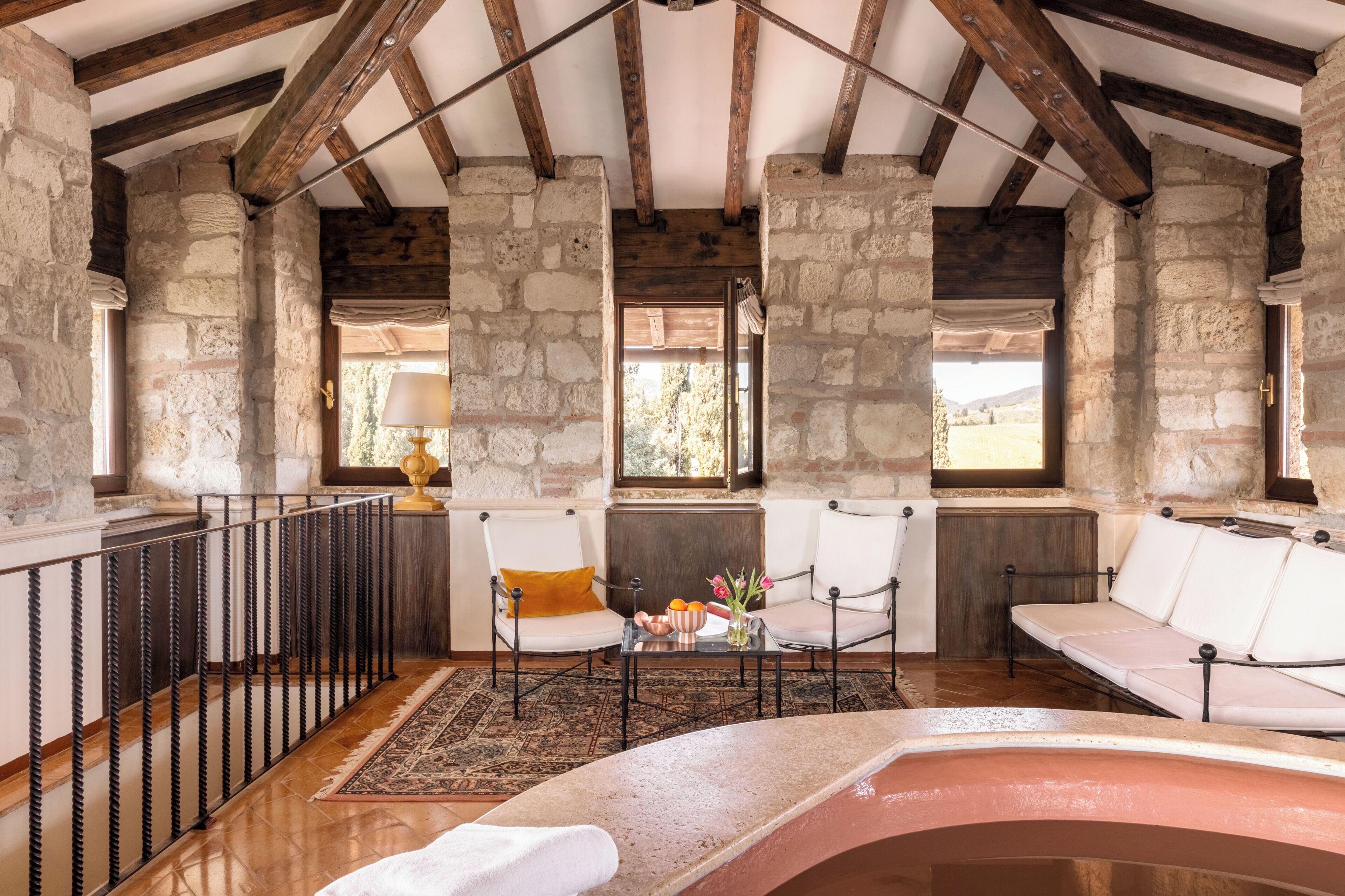 Ropa de cama de alta calidad, cubrecamas y minibar 