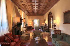 Coin salon dans le hall