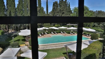 Piscina stagionale all'aperto, ombrelloni da piscina, lettini