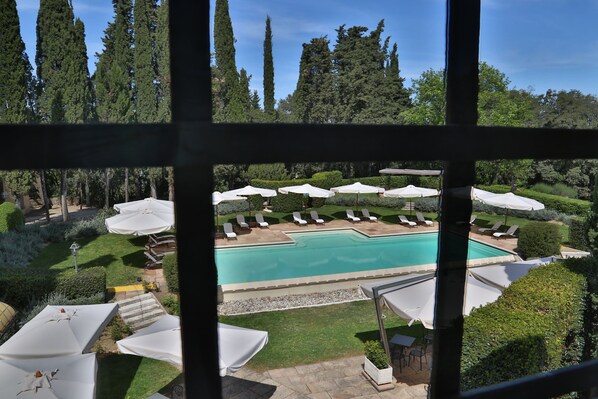 Piscine extérieure en saison, parasols, chaises longues