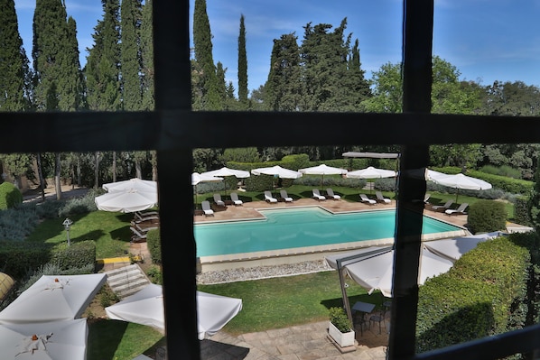 Piscina stagionale all'aperto, ombrelloni da piscina, lettini